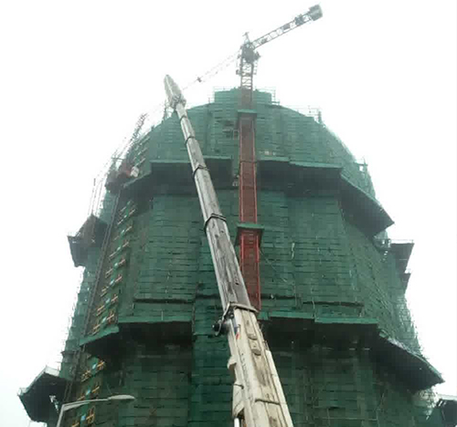 铜仁吊车在工地上作业